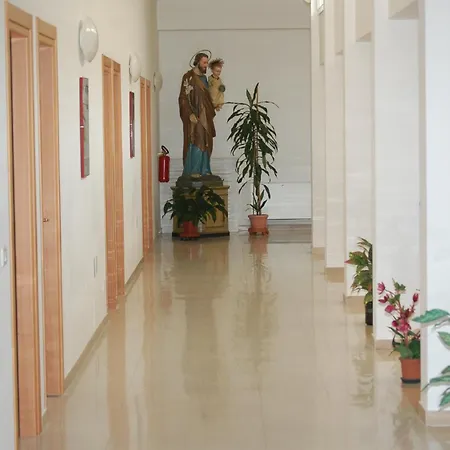 ゲストハウス Casa Religiosa Di Ospitalita Nazareno 3*